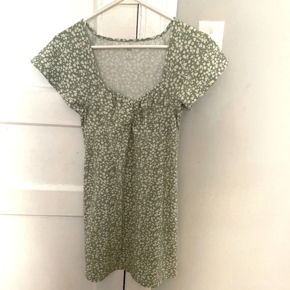 SO short sleeves, v-neck, green and white floral summer dress, size XS.